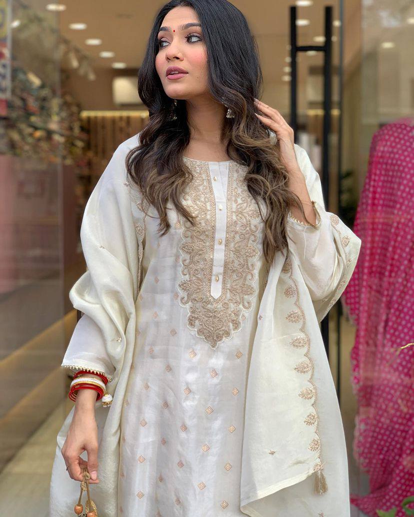 Off White Embroidered Kurta Set – Punjabi Style Wedding Guest Outfit