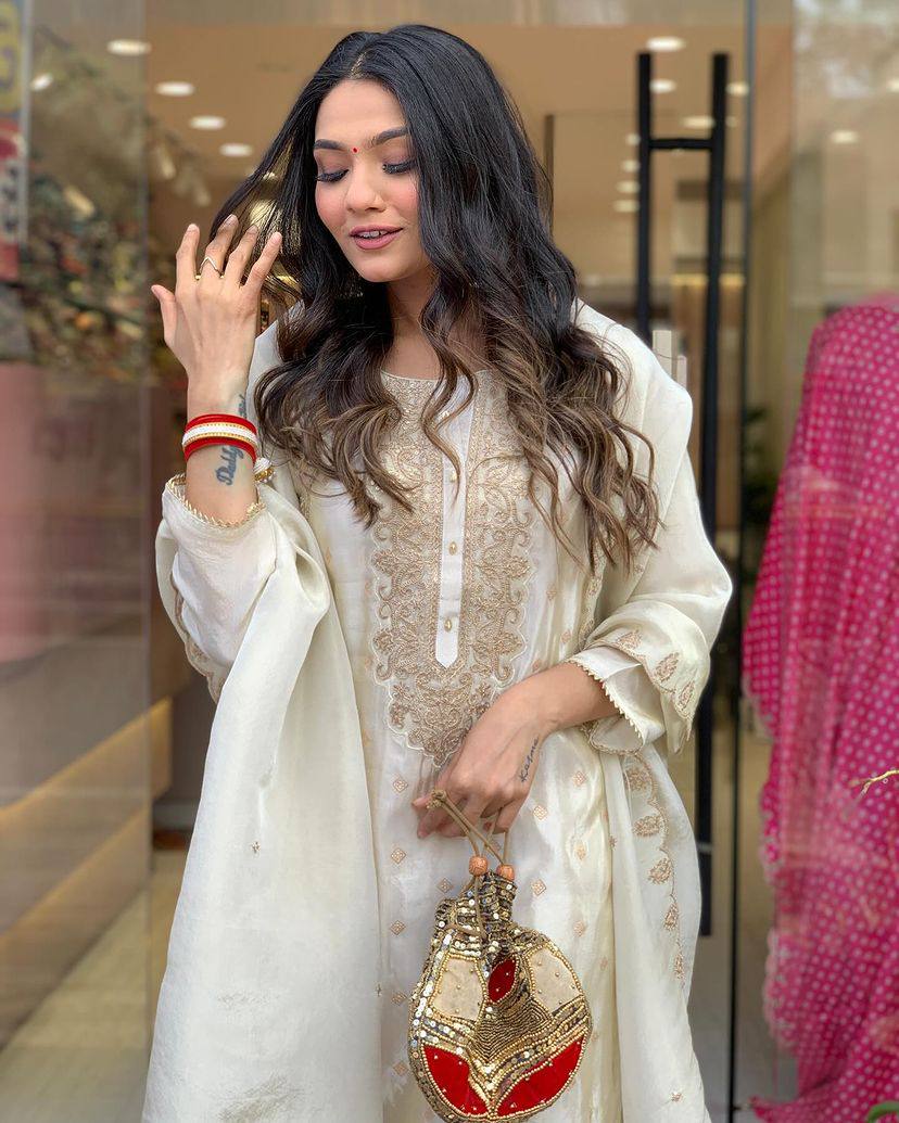 Off White Embroidered Kurta Set – Punjabi Style Wedding Guest Outfit