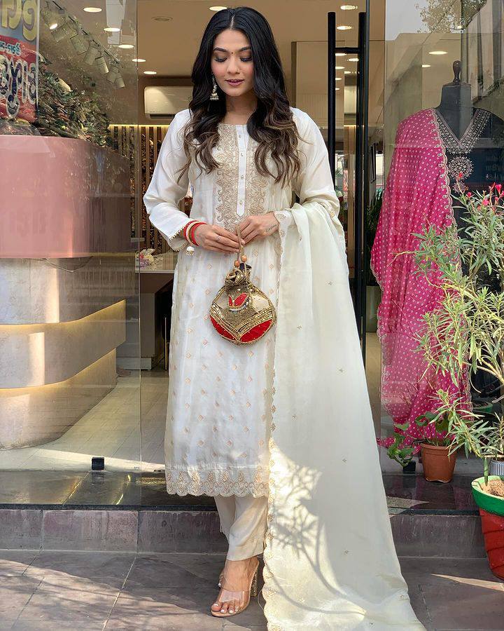 Off White Embroidered Kurta Set – Punjabi Style Wedding Guest Outfit